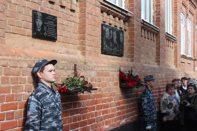 Сегодня у здания школы 2 города Хвалынска прошло мероприятие, посвященное открытию мемориальных досок выпускникам этой школы